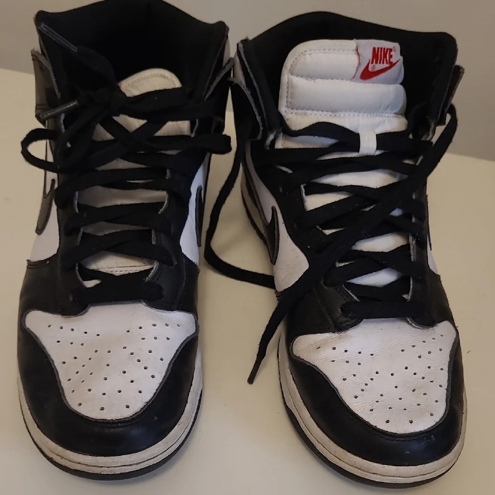 Nike Black and White Sneakers - Picture 12 of 13